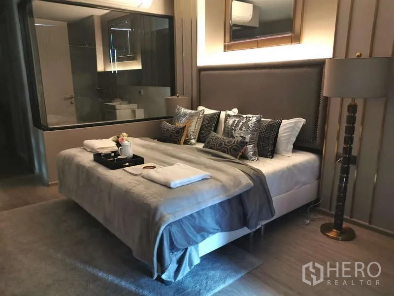 公寓 出租或出售在Watthana, Bangkok - 主卧特大床，玻璃隔断通向浴室