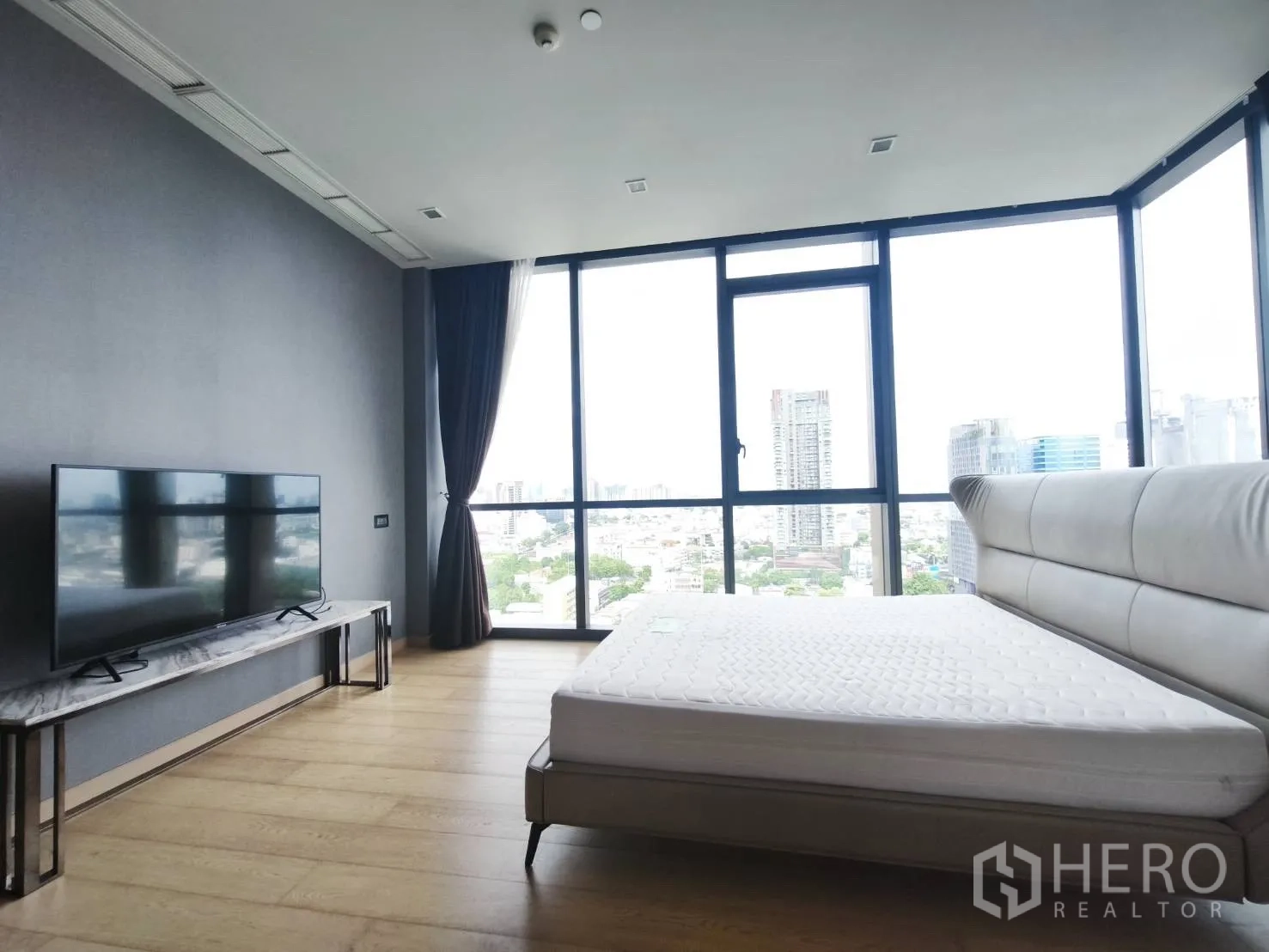คอนโด for rent in Watthana, Bangkok - ห้องนอนพร้อมผนังกระจกเต็มบาน เห็นวิวเมือง และชั้นวางทีวี