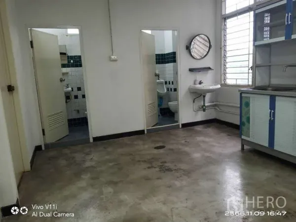 办公空间 出租在Bang Na, Bangkok - 茶水间区域，墙挂洗手盆、柜体及两间卫生间入口。