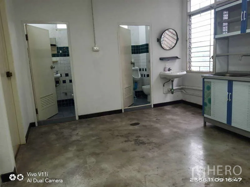 办公空间 出租在Bang Na, Bangkok - 茶水间区域，墙挂洗手盆、柜体及两间卫生间入口。