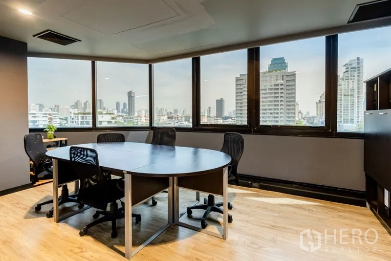 สำนักงาน ให้เช่า - ห้องประชุมโต๊ะกลม เก้าอี้ตาข่าย และกระจกบานรอบ