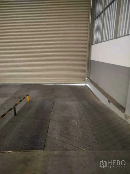 货栈 出租在Lat Krabang, Bangkok - 室内装卸坡道与关闭的卷帘门