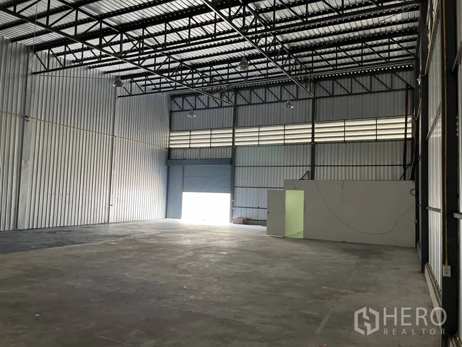 仓库 for rent in Bang Phli, Samut Prakan - 大型仓库区，设高位照明与宽幅卷闸门，方便装卸。