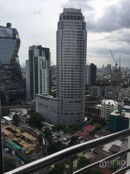 Condominium for rent or sale in Watthana, Bangkok - City skyline view from the balcony overlooking the Thonglor–Sukhumvit area.