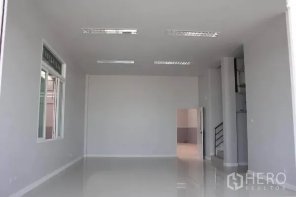 工厂 出租或出售在Lam Luk Ka, Pathum Thani - 开放式办公室空间，层高充足并配荧光灯照明