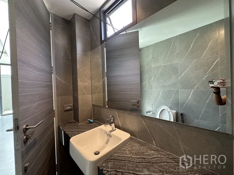 家庭办公室 for rent or sale in Suan Luang, Bangkok - 紧凑卫浴，方形面盆、石质台面与镜柜。