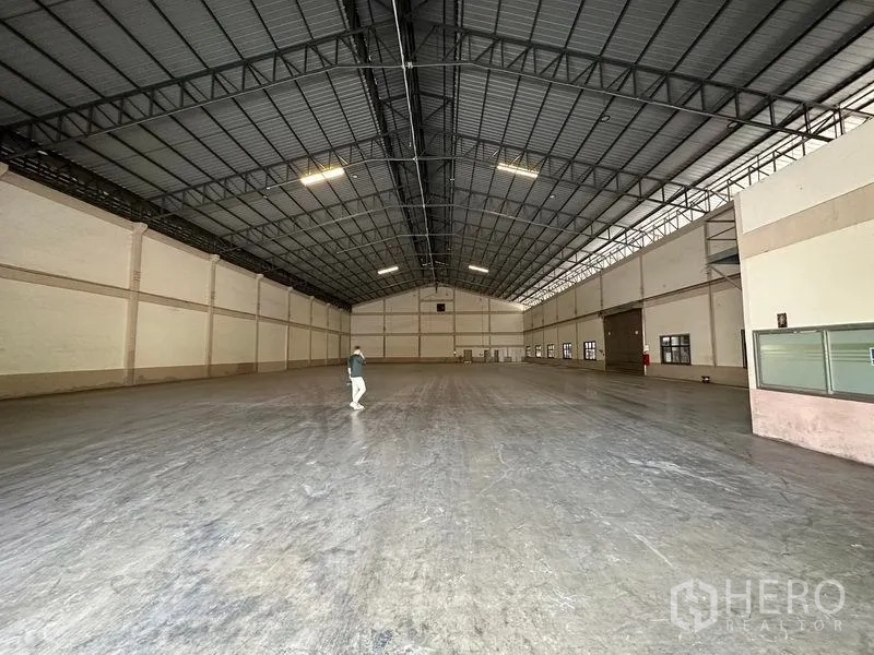 Warehouse for rent in Bang Sao Thong, Samut Prakan - Clear-span warehouse hall with high ceiling and smooth concrete floor ideal for storage.