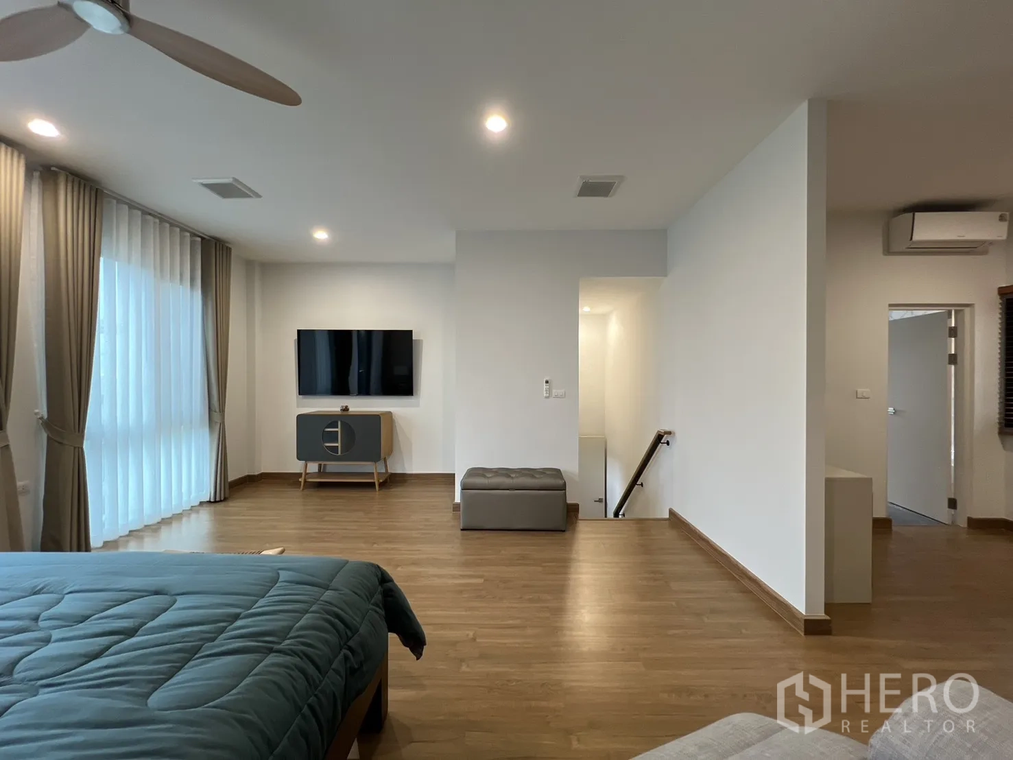 独立式住宅 出租在Prawet, Bangkok - 主套房走道与收纳空间。