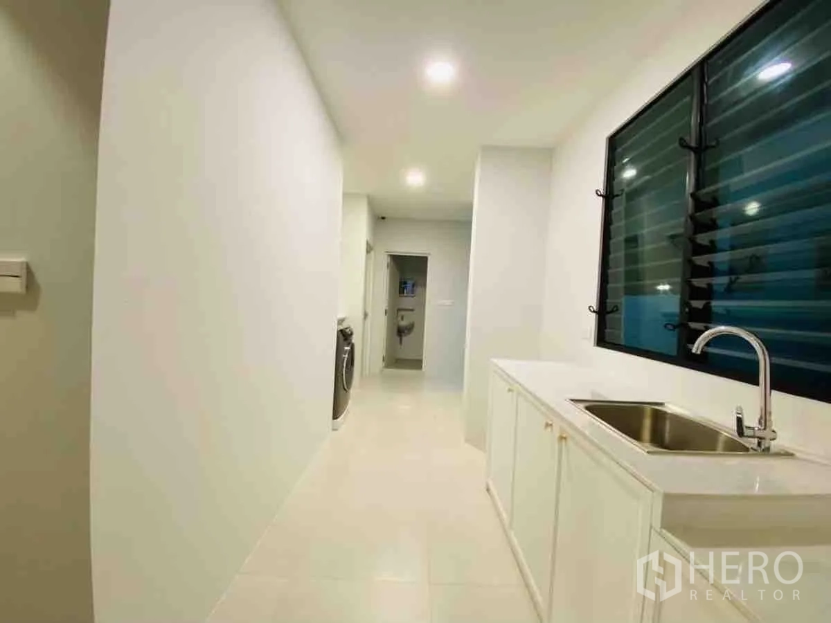 Detached House for rent or sale in Saphan Sung, Bangkok - Utility zone with sink, cabinets and laundry area by louvered window