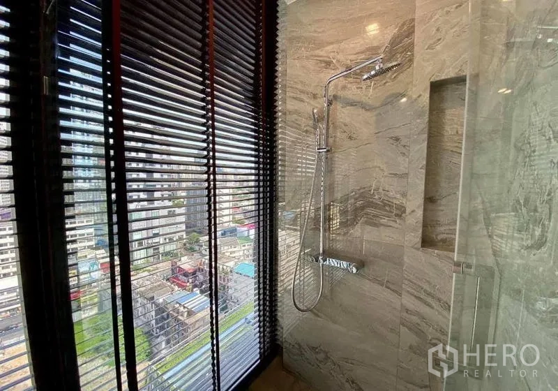 公寓 出租在Watthana, Bangkok - 大理石淋浴间，雨淋花洒与百叶窗，可眺望城市景色。