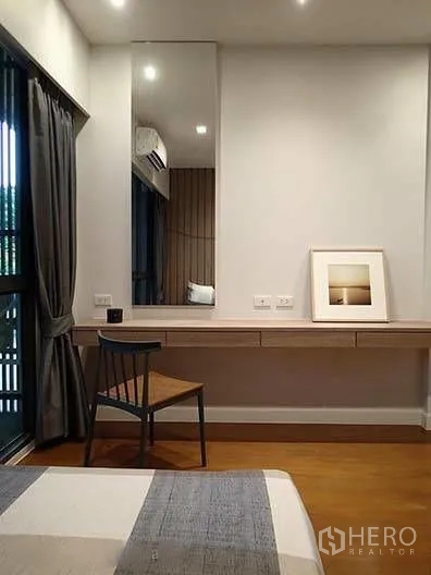 ทาวน์เฮาส์ for rent in Watthana, Bangkok - มุมห้องนอนพร้อมโต๊ะเครื่องแป้งบิลท์อิน กระจก และเก้าอี้ข้างหน้าต่าง