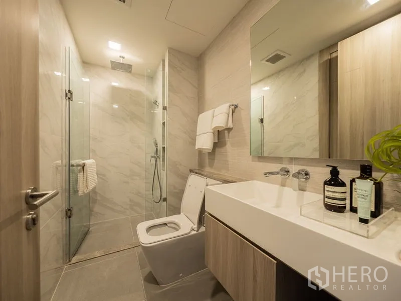 คอนโด ให้เช่าในWatthana, Bangkok - ห้องน้ำที่สอง ฝักบัวกระจก อ่างลอย และกระจกขนาดใหญ่