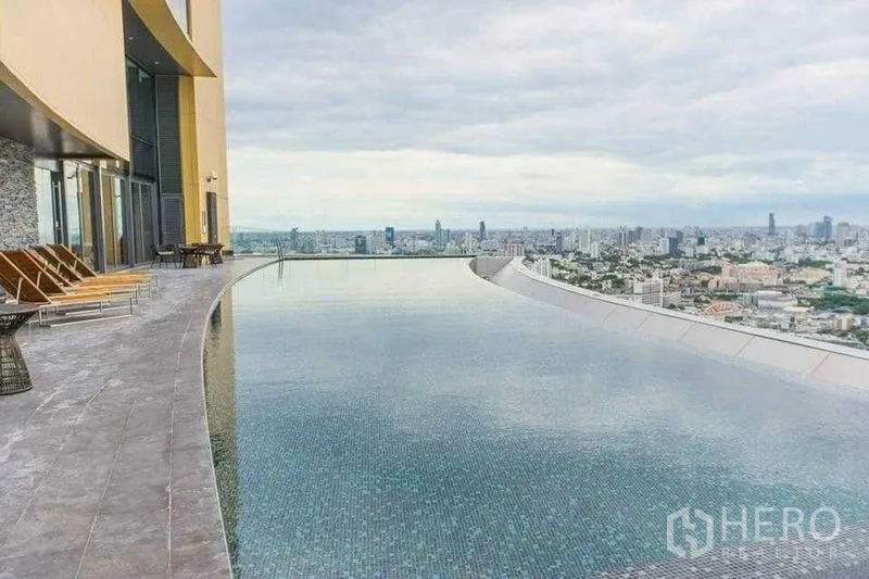 Condominium for rent in Khlong Toei, Bangkok - Rooftop infinity-edge swimming pool overlooking the Bangkok skyline.