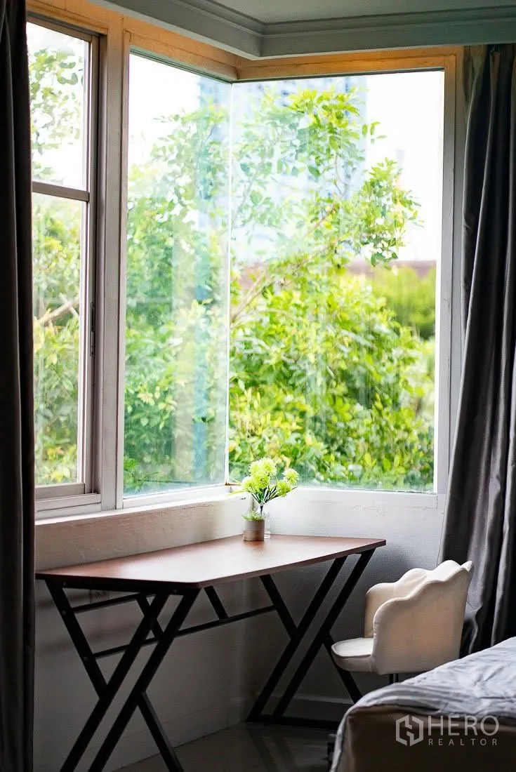 ทาวน์เฮาส์ for rent in Yan Nawa, Bangkok - มุมหน้าต่างห้องนอนพร้อมโต๊ะเขียนหนังสือและเก้าอี้ มองเห็นความเขียวขจี