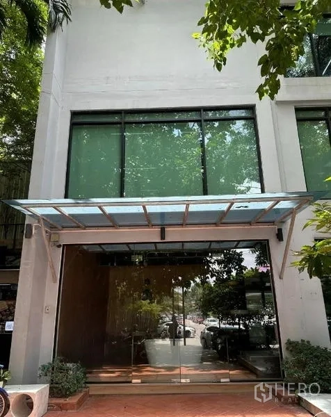 带办公室的家 出租在Wang Thonglang, Bangkok - 曼谷旺通朗玻璃立面入口，带雨棚的家办楼外观