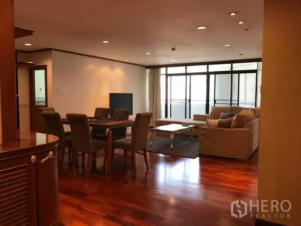 公寓 出租在Watthana, Bangkok - 宽敞客餐厅，木地板，落地窗通向阳台