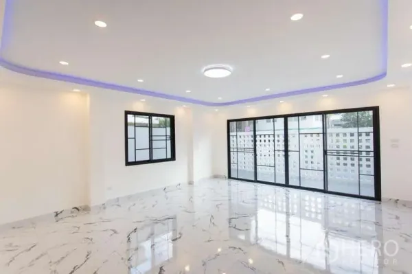 带办公室的家 出售在Huai Khwang, Bangkok - 采光充足的客厅，仿大理石地面、氛围灯带与大滑门。