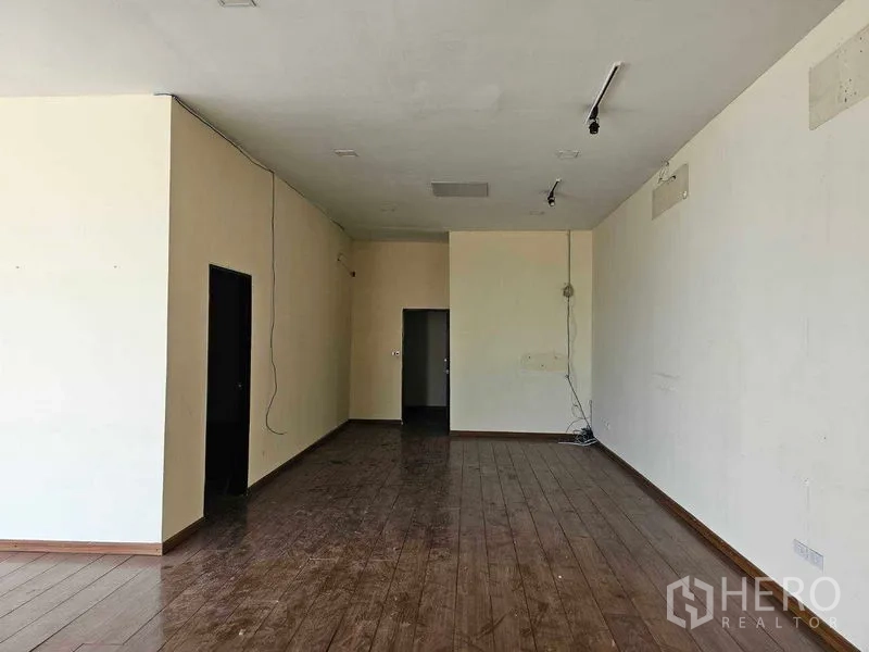 สำนักงานที่บ้าน ให้เช่าในPrawet, Bangkok - ห้องโถงสว่าง จุดเดินสายไฟ พร้อมประตูเข้าสู่ห้องด้านหลัง