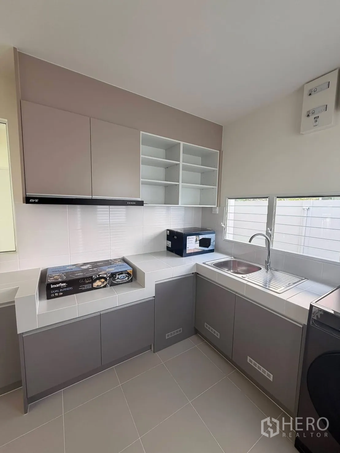 Detached House for rent in Bang Phli, Samut Prakan - Fitted kitchen with L-shaped cabinets, sink and windows for ventilation.