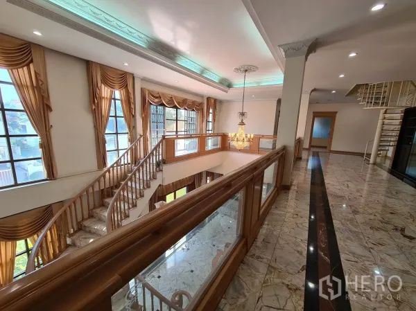 Detached House for sale in Chatuchak, Bangkok - Bright mezzanine corridor with marble floors, large windows and chandelier.