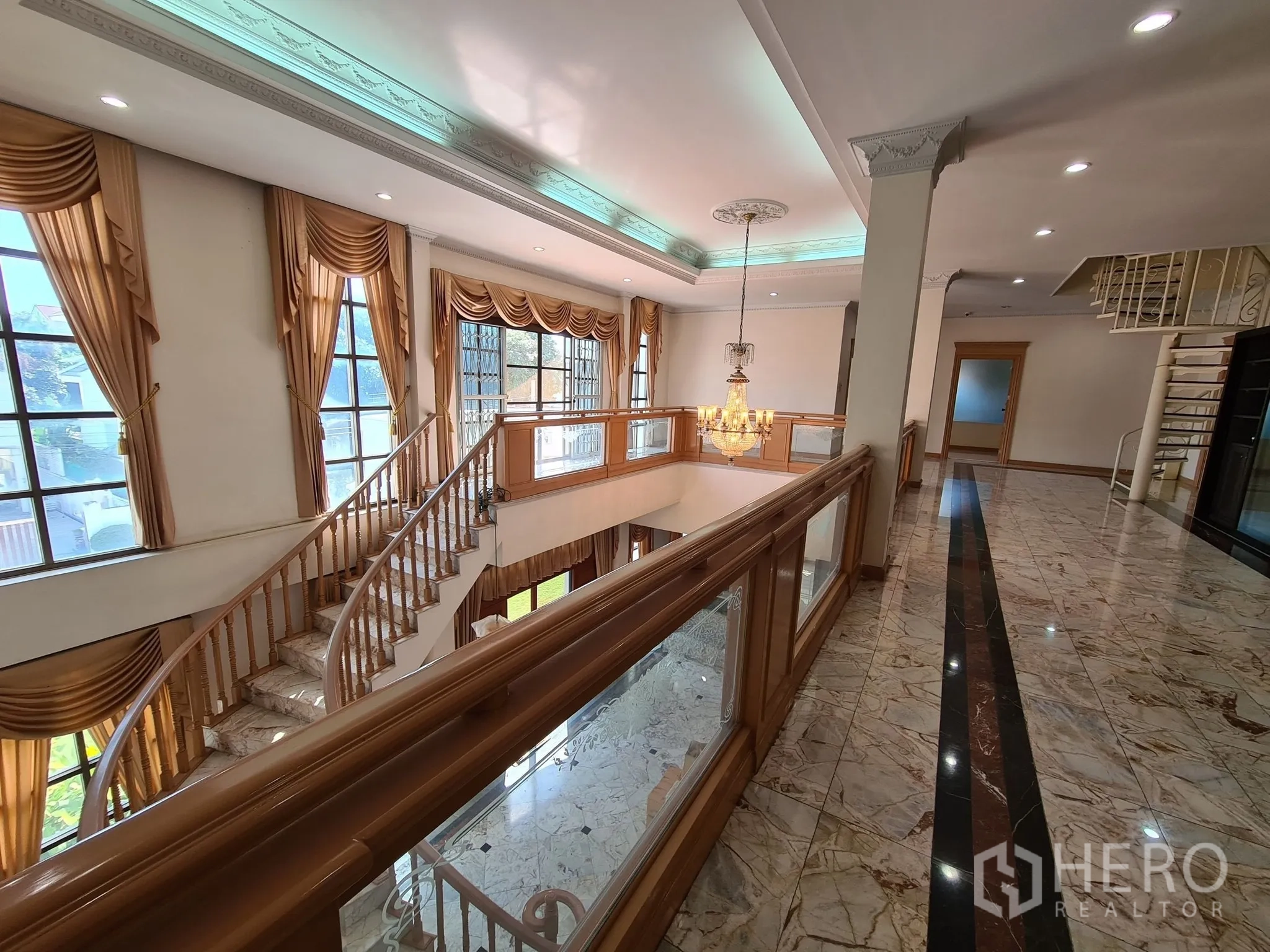 Detached House for sale in Chatuchak, Bangkok - Bright mezzanine corridor with marble floors, large windows and chandelier.