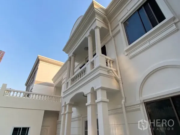 独立式住宅 出租在Khlong Toei, Bangkok - 曼谷空堤区近BTS通罗站的白色新古典独栋别墅外立面与阳台柱廊。