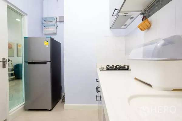 Townhouse for rent - Separate kitchen with gas hob, range hood and double-door refrigerator
