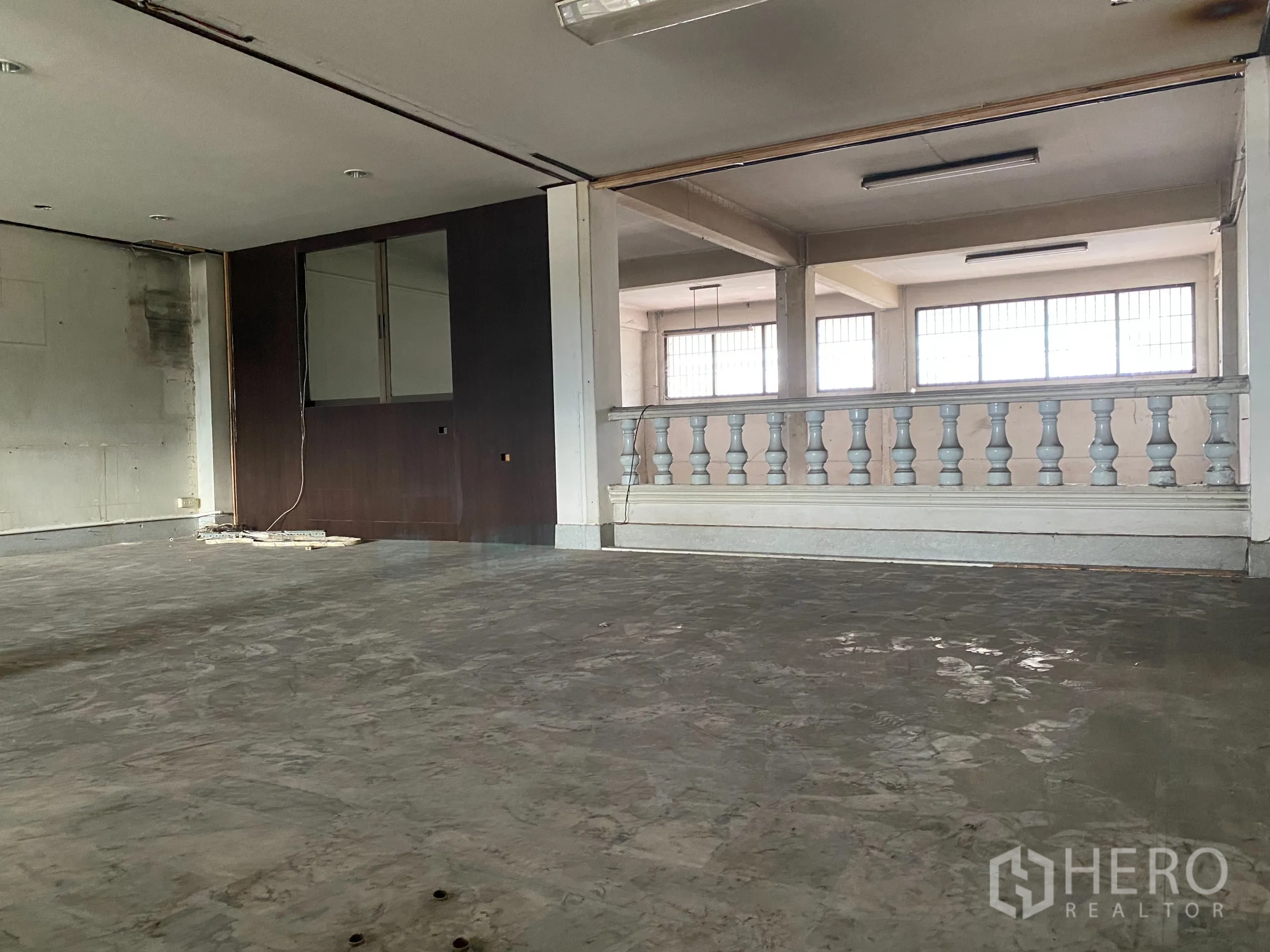 Retail Space for rent in Yan Nawa, Bangkok - Open-plan level with a partitioned office nook and decorative balcony railing.