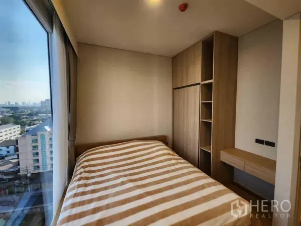 公寓 出租在Khlong Toei, Bangkok - 第二卧室，内置衣柜与工作台，临窗视野