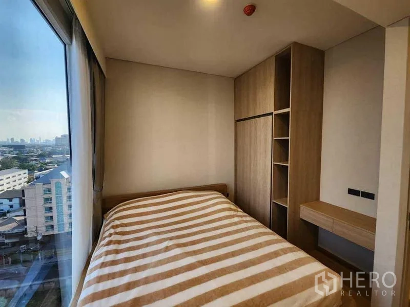 公寓 出租在Khlong Toei, Bangkok - 第二卧室，内置衣柜与工作台，临窗视野