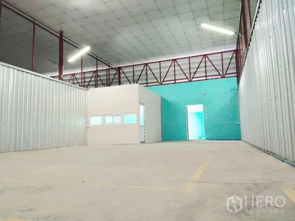 Warehouse for rent in Yan Nawa, Bangkok - Bright warehouse interior with high ceiling, red steel trusses, concrete floor and a built-in office room in Yan Nawa, Bangkok.