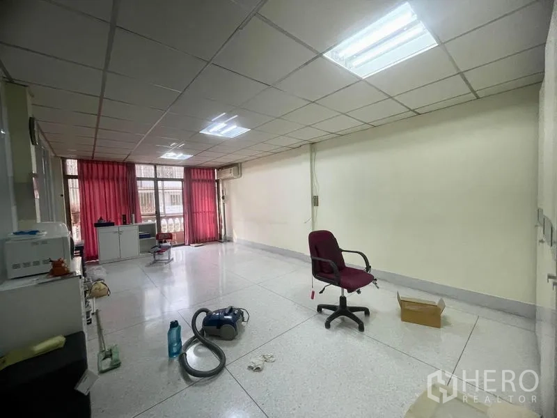 联排别墅 出租在Sathon, Bangkok - 多功能空房，瓷砖地面、红色窗帘与格栅灯