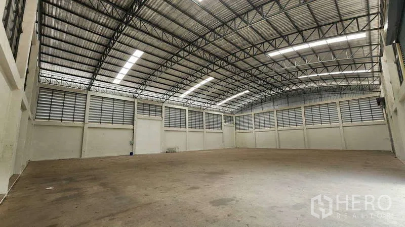 โรงงาน ให้เช่าในBan Phaeo, Samut Sakhon - พื้นที่คลังสินค้าแบบเปิดโล่ง โครงหลังคาไร้เสากลาง สว่างด้วยช่องแสงและช่องระบายอากาศ