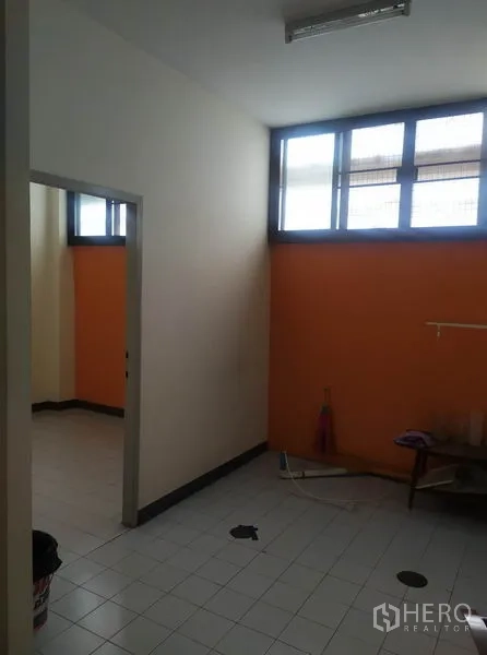 带办公室的家 出租在Yan Nawa, Bangkok - 带高窗的杂物或储藏间，橙色特色墙面。