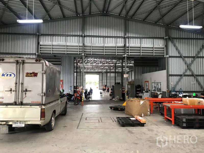 货栈 出租在Don Mueang, Bangkok - 仓库中央通道，展示工位与后部装卸门。