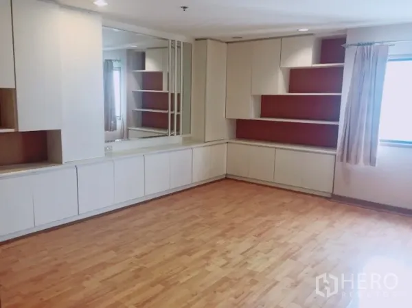 คอนโด ให้เช่าในWatthana, Bangkok - ห้องนั่งเล่นสว่าง พร้อมตู้บิลท์อินสีขาว กระจกเงา พื้นไม้ และหน้าต่าง