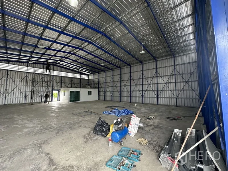 货栈 出租在Khlong Luang, Pathum Thani - 宽阔仓储空间，照明与电源点齐全，重载混凝土地坪。
