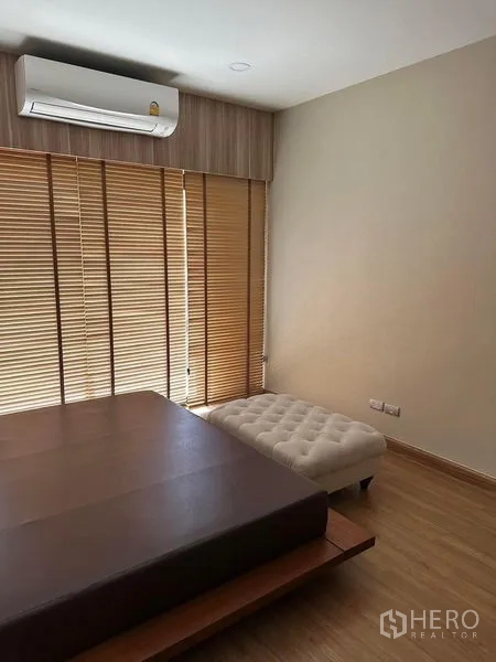 Detached House for rent in Bang Phli, Samut Prakan - Corner view of the master bedroom with ottoman bench and large windows.