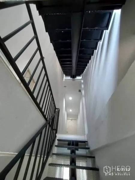 零售空间 出租在Phaya Thai, Bangkok - 采光良好的楼梯间，工业风黑色金属楼梯与网格踏步。