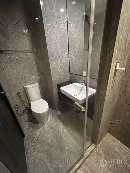 คอนโด ให้เช่าในWatthana, Bangkok - ห้องน้ำสมัยใหม่ แยกส่วนอาบน้ำด้วยกระจก โถสุขภัณฑ์ และอ่างล้างหน้าโทนเทา