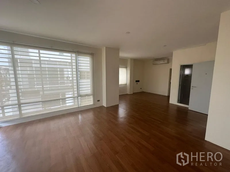 带办公室的家 出租在Wang Thonglang, Bangkok - 大空间房间，木地板，环绕窗与空调。