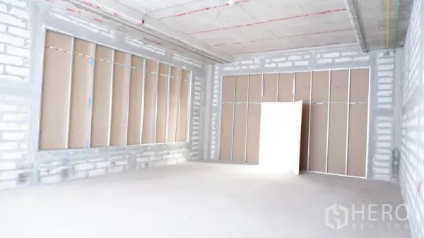 Retail Space for rent in Khlong Toei, Bangkok - Corner view of shell retail space with framed window openings and drywall panels.