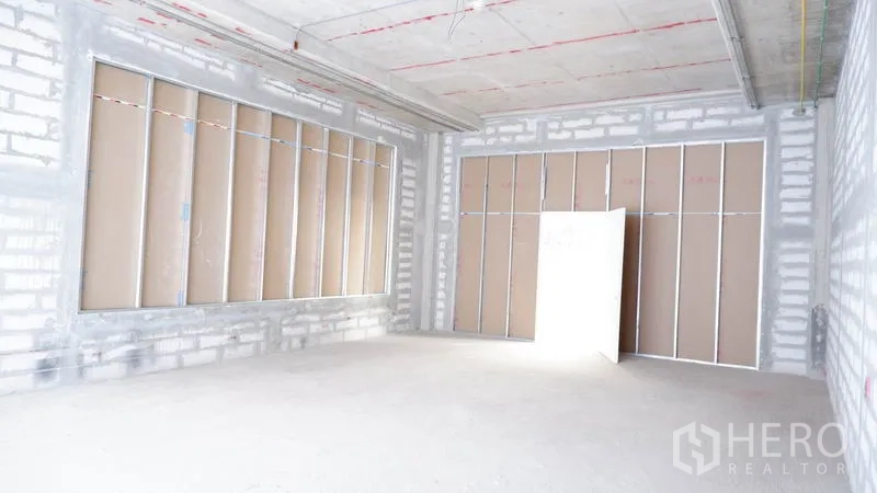 Retail Space for rent in Khlong Toei, Bangkok - Corner view of shell retail space with framed window openings and drywall panels.