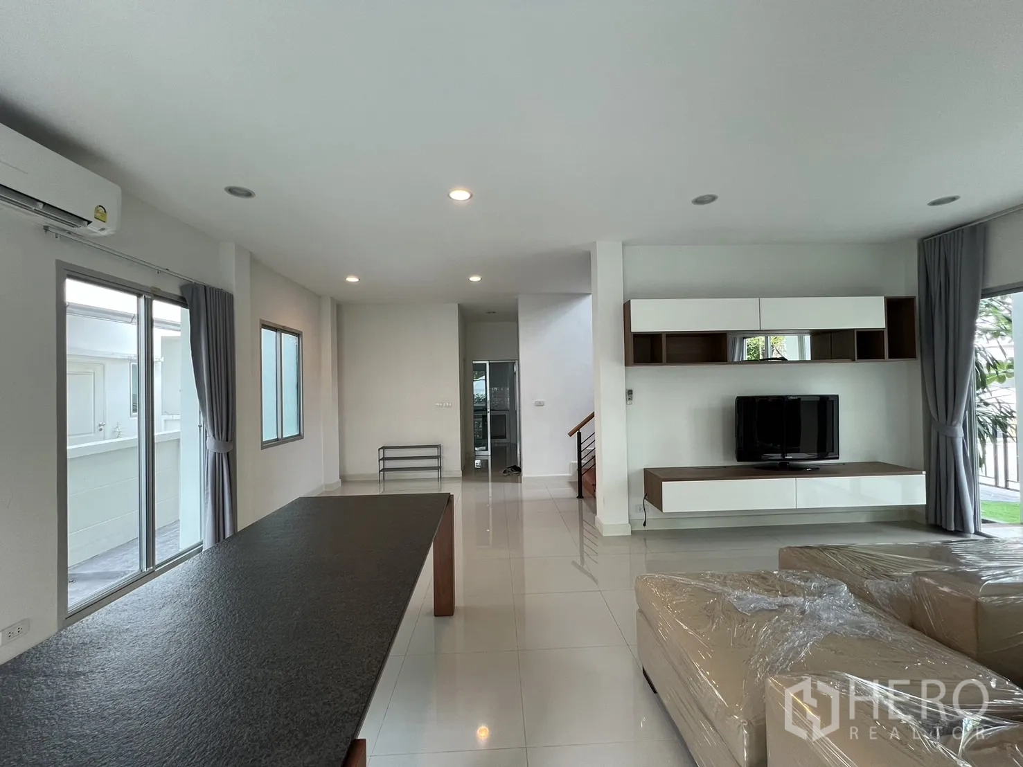 Detached House for rent in Saphan Sung, Bangkok - View from dining toward living room and staircase on the airy ground floor.
