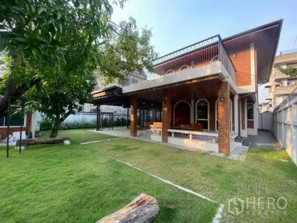 独立式住宅 出租在Ratchathewi, Bangkok - 两层红砖独栋别墅，带拱形门廊和大草坪花园。