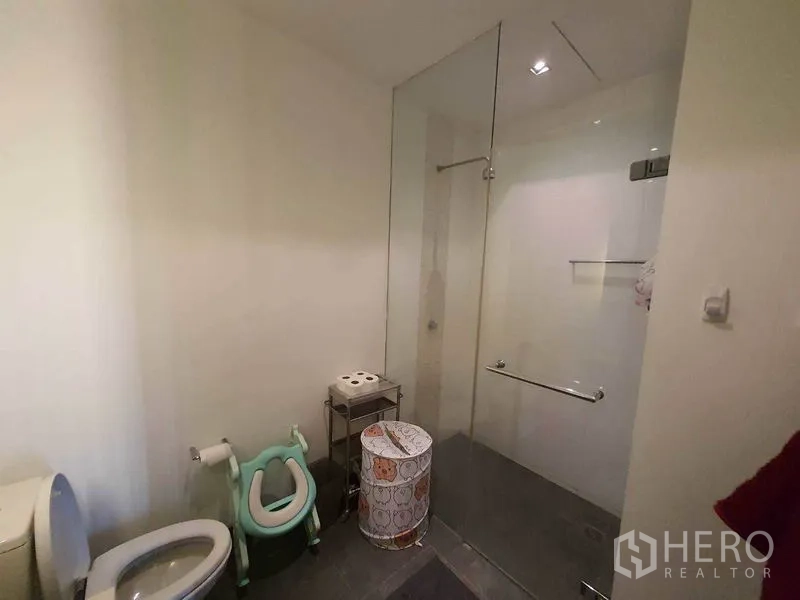 公寓 出租在Yan Nawa, Bangkok - 第二浴室，步入式玻璃淋浴间和坐便。