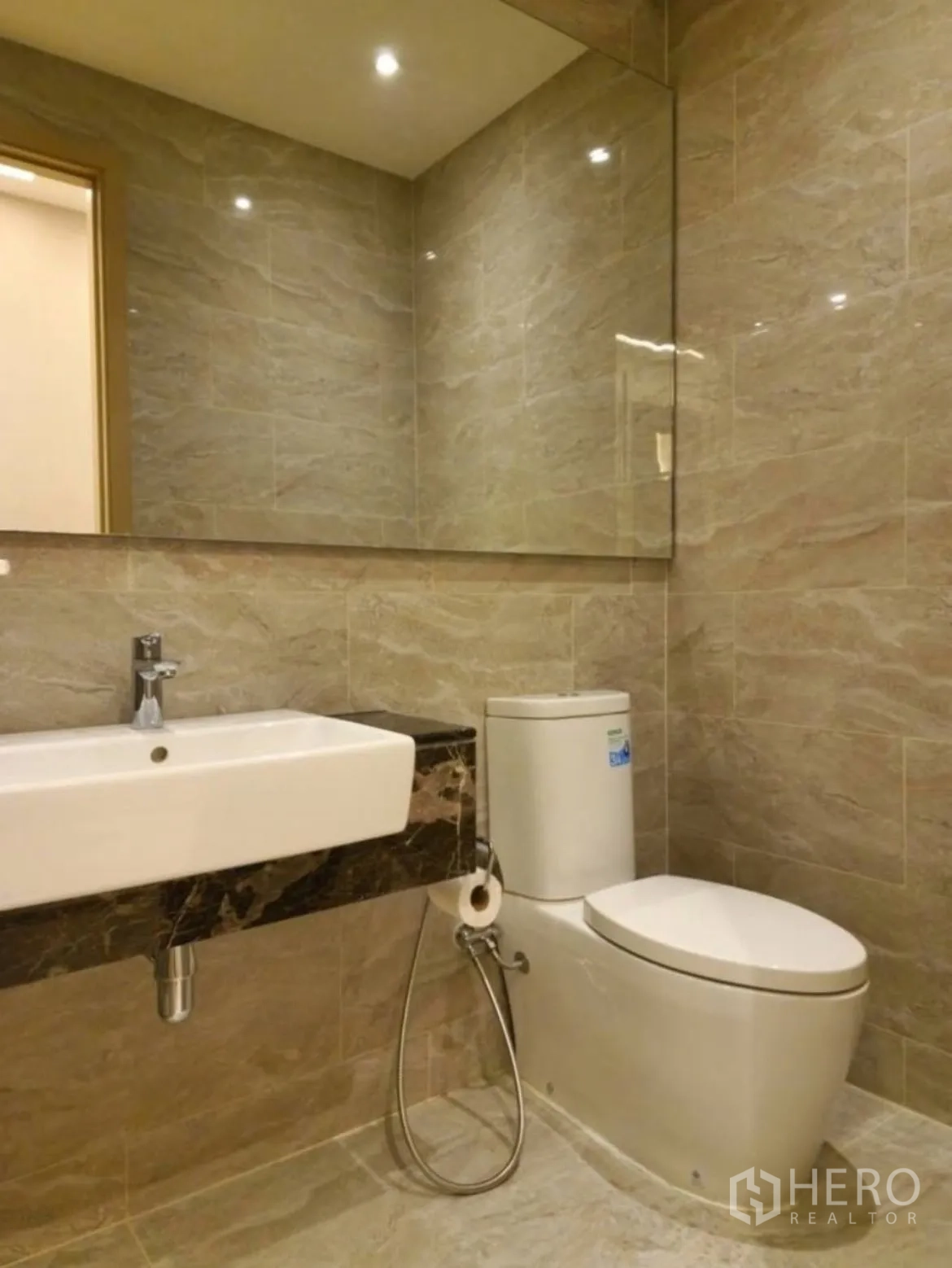 Condominium for rent in Din Daeng, Bangkok - Guest bathroom with square basin, toilet, and a large mirror.