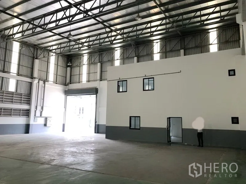 工厂 出租或出售在Samut Prakan - 仓厂大厅，内置两层办公楼体与大型卷帘门。