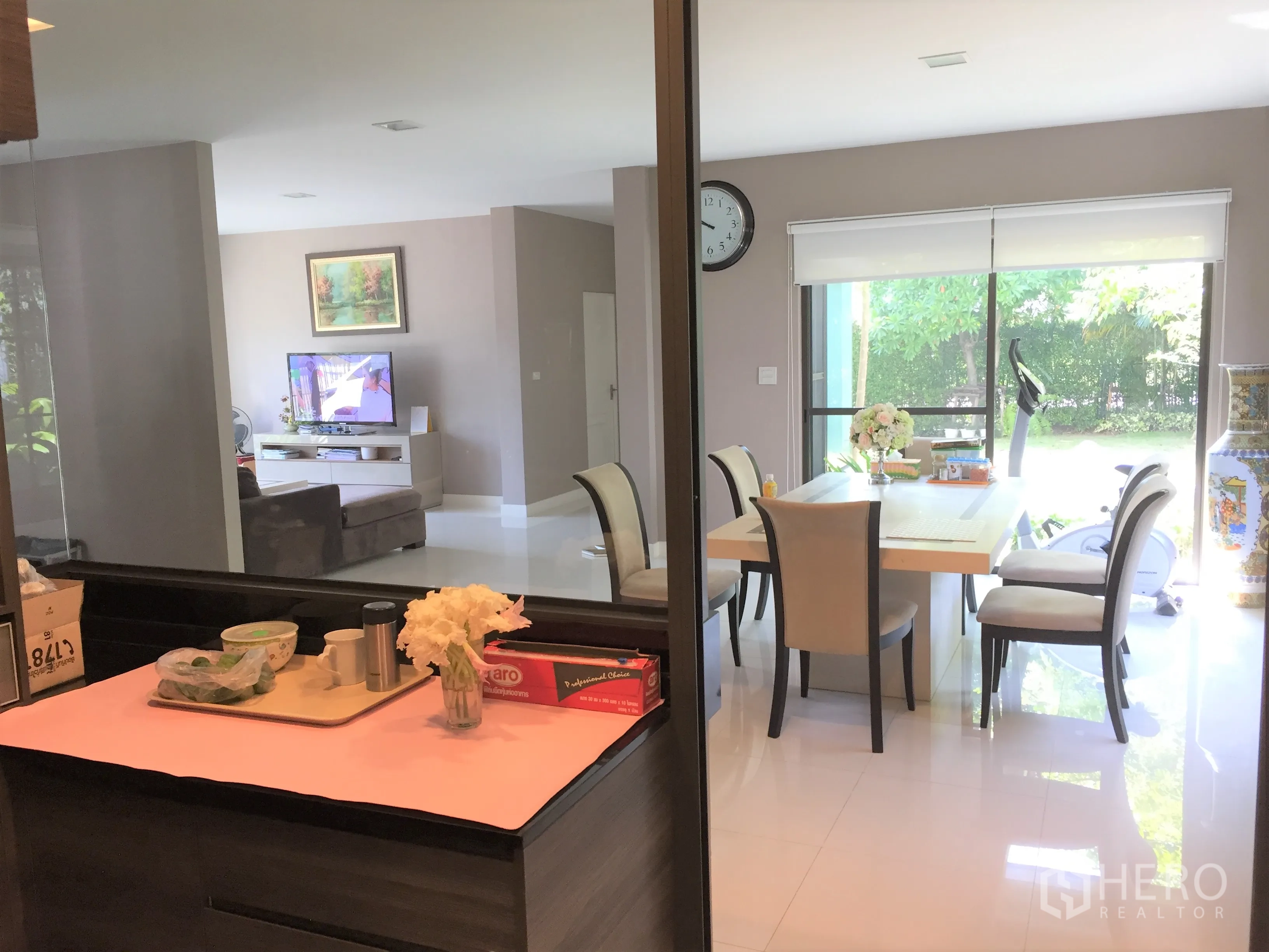 独立式住宅 出租或出售在Prawet, Bangkok - 从厨房望向餐区，六人餐桌与面向花园的大窗。