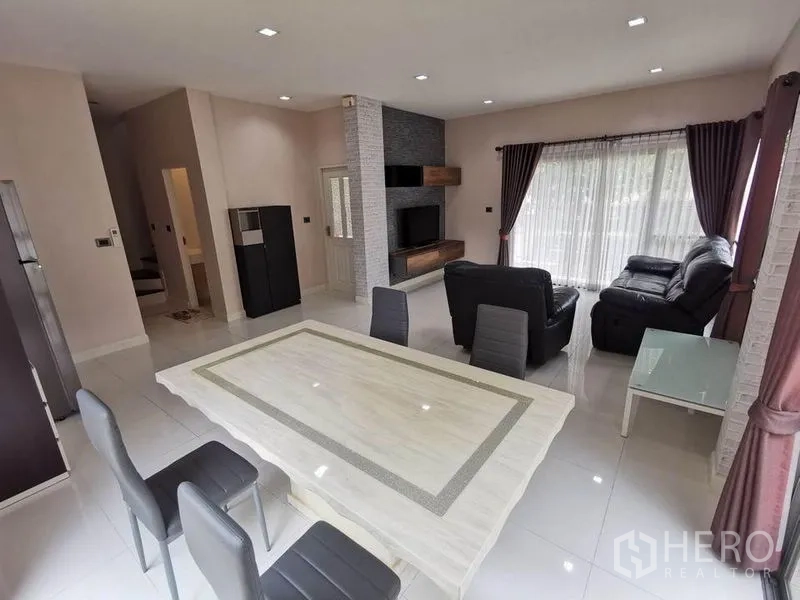 บ้าน ให้เช่าในPrawet, Bangkok - ห้องนั่งเล่นและรับประทานอาหารแบบเปิดโล่ง โซฟาหนัง โต๊ะอาหาร และประตูกระจกบานเลื่อน